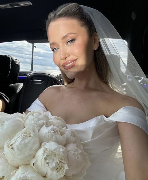 Halter Wedding Dress Hairstyle, Pearl Bridal Headband With Veil, Blusher Veil With Hair Down, Sophia Richie Veil, Pearl Headband Wedding Veils, Hailey Bieber Wedding Hair And Makeup, Natural Glam Look, Hair Makeup Wedding, Simple Bridal Makeup