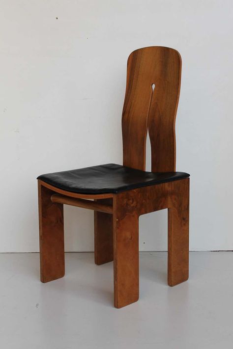 View this item and discover similar for sale at 1stDibs - Four Carlo Scarpa walnut and black leather chairs mod. 1934/765 for Bernini, 1977. 765 is planned by Carlo Scarpa in 1934, year from which the chair will Dining Chairs Modern, Leather Dining Chairs Modern, Black Leather Chair, Walnut Timber, Walnut Dining Chairs, Walnut Chair, Leather Dining Room Chairs, Love Chair, Carlo Scarpa