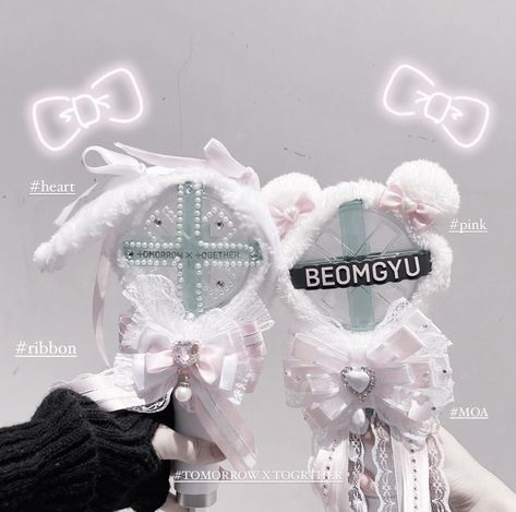 Light Stick Decoration Kpop, Decorated Lightstick, Txt Lightstick Decoration, Txt Lightstick Ver 2, Light Stick Bow Kpop, Txt Lightstick, Lightstick Decoration, Stick Decor, Toploader Deco