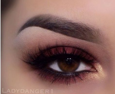 Red smokey eye Burgundy Eye Makeup, Make Up Designs, Make Up Gold, Makeup Goals, Makati, Eye Make, Gorgeous Makeup, Love Makeup, Makeup For Brown Eyes