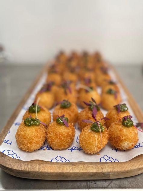 Canapes Ideas Wedding, Italian Canapes Appetizers, Nye Canapes, Mini Canapes Ideas, Vegetable Canapes, Winter Canapes, Italian Passed Appetizers, Italian Cocktail Hour Food, Asian Canapes