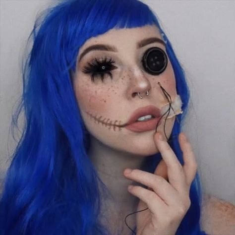 Creepy Cool Halloween Make-Up "Coraline" Inspired @gothpixi on Instagram: if you want to see how this super cute Coraline inspired look is done go to this link #Halloween #HalloweenMakeup #HalloweenCostume #Coraline #CreepyCool #CreepyGirlsClub #Goth #Gothic #Gothabilly #Vamp #Vampabilly Coraline Halloween Costume, Coraline Makeup, Coraline Costume, Halloween Make-up Looks, Creepy Halloween Makeup, Last Halloween, Halloween Makeup Inspiration, Character Makeup, Scary Makeup