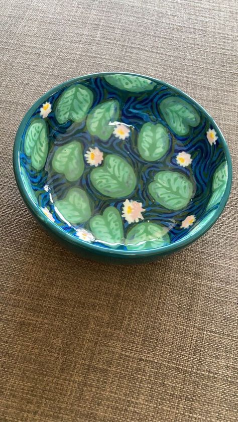 Pottery Class Ideas Ceramic Art, Pond Pottery Painting, Painting Trays Ideas, Paint Your Own Pottery Bowl Ideas, Ramen Bowl Ceramic Design, Pottery Tray Painting Ideas, Colormemine Ideas, Pottery Painting Ideas Green, Jellyfish Pottery Painting