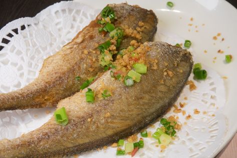 Korean pan-fried whole fish is simple to make and delicious to eat. This recipe produces a yellow croaker that's crispy outside and juicy inside. Korean Fried Fish, Croaker Fish Recipes, Whole Fish Fry Recipe, Croaker Fish, Italian Fish Recipes, Fried Whole Fish, Breaded Fish Recipe, Fried Catfish Recipes, Fried Fish Recipe