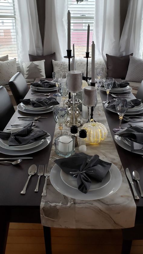 Gray Tablescape, Simple Thanksgiving Table Decor, Thanksgiving Dinner Table Setting, Fall Dining Table Decor, Elf Return, Napkin Folding Ideas, Grey Tablecloths, Thanksgiving Aesthetic, Fall Dining Table