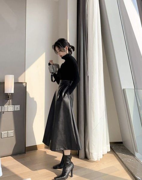 Long Leather Skirt, Leather Skirt Outfit, Pu Leather Skirt, Korean Girl Fashion, Long Skirts, Casual Fall Outfits, Look Fashion, Dark Academia, Modest Fashion