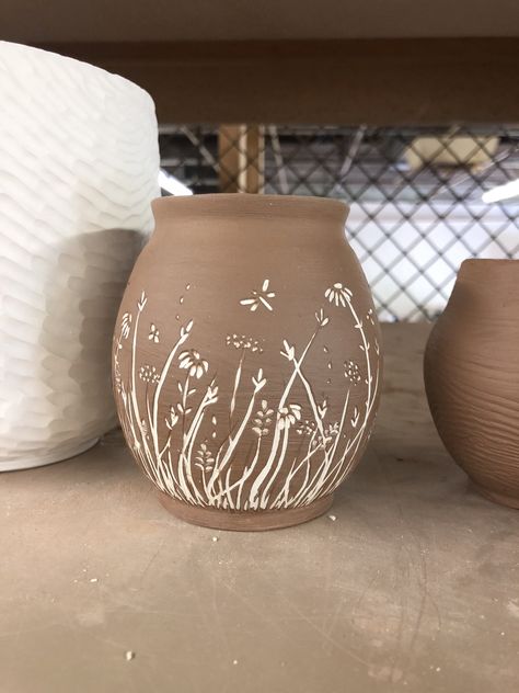 Vase Glazing Ideas, Scraffito Designs Simple Vase, Carved Vases Ceramic Pottery, Pottery Scraffito Patterns, Sgrafito Ceramics, Ceramics Carving Ideas, Pottery Carving Ideas, Scraffito Designs Simple, Sgraffito Flowers