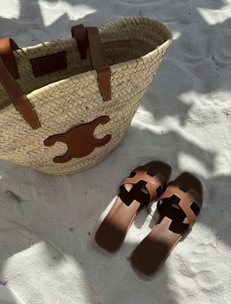 Hermes Slippers, Coastal Girl, Sac Louis Vuitton, F1 Driver, Look Festival, Vacay Outfits, Classy Girl, Hermes Oran, Summer Memories