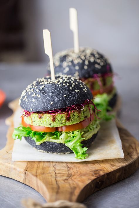 Home-made black burger buns and edamame patty. Panini Gourmet, Burger Buns Recipe, Black Burger, Panini Hamburger, Healthy Burger, Burger Sliders, Vegan Burger, Vegan Burgers, Burger Recipe