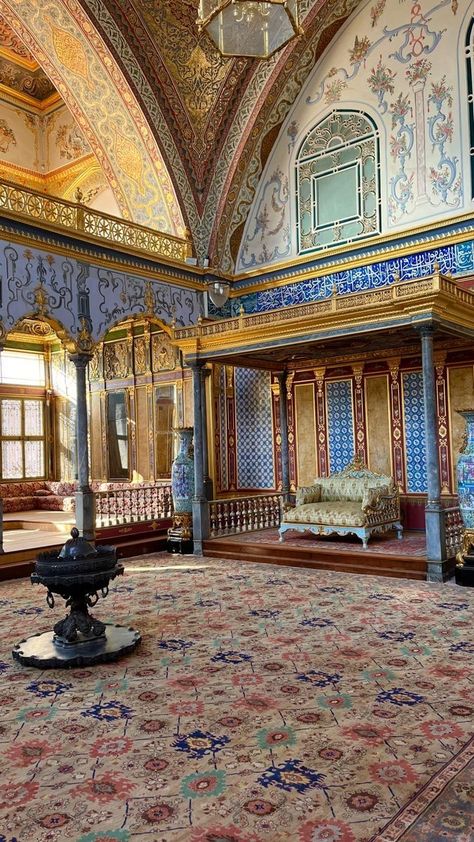 Ottoman Empire Architecture, Turkish Bath House, Topkapi Palace Istanbul, Persian Palace, Pakistan Pictures, Ribbed Vault, Palace Architecture, Turkey Vacation, Dolmabahçe Palace