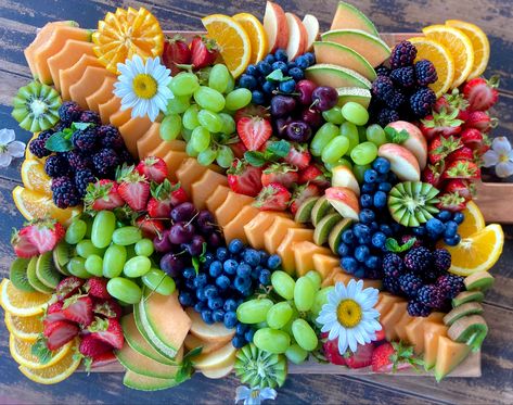 Round Fruit Charcuterie Board, Fruit Board Wedding, Fruit Carcurie Board Ideas, Large Fruit Tray, Rectangle Fruit Platter, Spring Fruit Platter, Boho Fruit Display, Aesthetic Fruit Platter, Peach Charcuterie Board