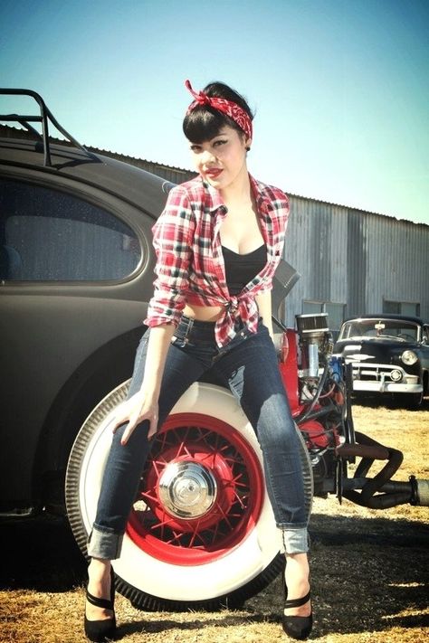 Detroit Old Volks. Rockabilly Fashion Outfits, Mode Rockabilly, Rockabilly Baby, Rockabilly Looks, Auto Vintage, Pin Up Looks, Victory Rolls, 50s Rockabilly, Rockabilly Girl