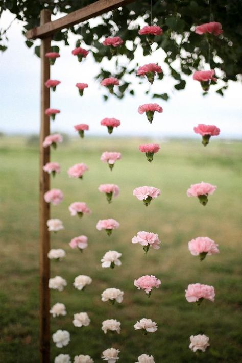 Cheap Wedding Decorations, Garden Bridal Showers, Rustic Vintage Wedding, Baby Shower Backdrop, White Wedding Flowers, Wedding Boho, Trendy Flowers, Hanging Flowers, Wedding Decor Elegant