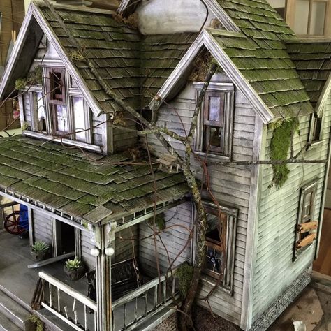 Not your average dollhouse. Haunted House Diy, Dollhouse Halloween, Dollhouse Design, Haunted Dollhouse, Doll House Plans, Halloween Miniatures, Spooky House, Dollhouse Projects, Haunted Dolls