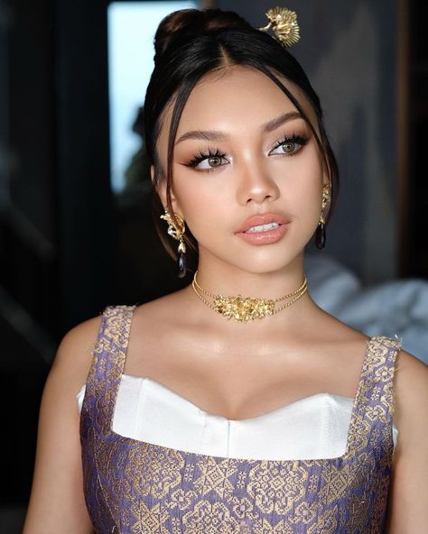 Graduation Makeup Tan Skin, Buwan Ng Wika Hairstyle Women, Buwan Ng Wika Hairstyle, Make Up Thailand Look, Kebaya Hairdo, Thai Makeup Looks, Convo Ideas, Makeup Thailand, Graduation Look Makeup