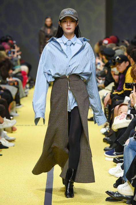 Blue Skirt Outfits, Fashion Trend Forecast, Seoul Fashion Week, Seoul Fashion, Middle Age Fashion, Large Fashion, Look Fashion, Fashion Magazine, Runway Fashion