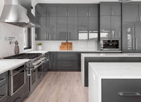 There is something in the color gray that makes it ideal for kitchens. The color gray offers a feeling of warmth and relaxation offering the best of both worlds. Many homeowners are now opting for high-gloss gray kitchen cabinets instead of the usual all-white or brown painted cabinets. Netherlands House, Grey Gloss Kitchen, High Gloss Kitchen Cabinets, Gloss Kitchen Cabinets, Glossy Kitchen, Metal Kitchen Cabinets, Laminate Kitchen Cabinets, White Gloss Kitchen, High Gloss Kitchen