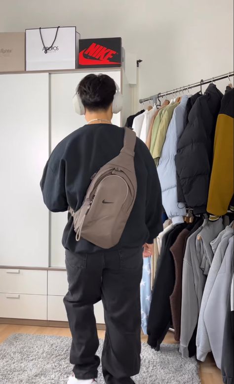 Canadian Dressing Style, Sling Bag Streetwear, Sling Bag Mens Outfit, Nike Sling Bag, Sling Bag Outfit, Crossbody Bag Outfit, Photographie Indie, Sweater Outfits Men, Sling Bag Men