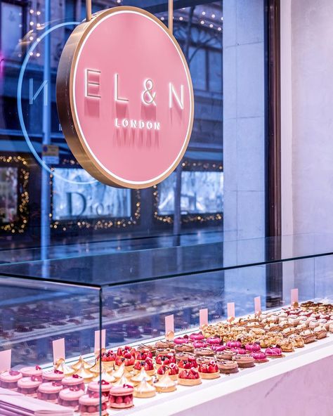 5,322 Me gusta, 82 comentarios - EL&N LONDON (@elan_cafe) en Instagram: "Sweet treats as far as the eye can see 🍰😍" Cupcake Boutique, Simple Cafe, Mini Cafe, Bakery Shop Design, Bakery Design Interior, Gelato Shop, Frozen Yogurt Shop, Bakery Ideas, Snack Shop