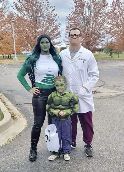 Dr. Banner, Hulk and She-Hulk She Hulk Costume, Dr Banner, Hulk Theme, Hulk Costume, Super Hero Day, Banner Hulk, Costume Couple, Hulk Character, The Hulk