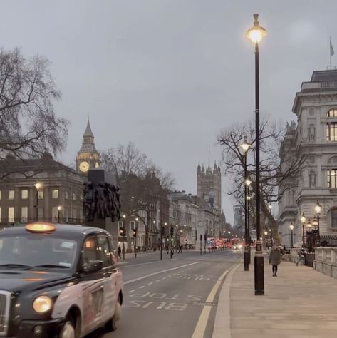 London Downtown, London Girl Aesthetic, Gloomy Aesthetic, Fall Wallpaper Aesthetic, Winter London, Autumn Wallpapers, Glory Of The Snow, Studying Aesthetic, Wallpaper Aesthetic Wallpaper