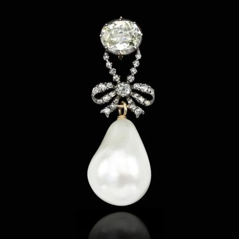 The most expensive pearl necklaces of all time and their history Most Expensive Pearl, Most Expensive Jewelry, Friday Video, Natural Pearl Earrings, Pearl Jewels, Royal Jewels, Expensive Jewelry, Natural Pearl, Royal Jewelry