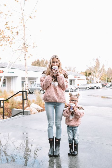 Mommy and Me Fashion Sherpa Pullovers - The Overwhelmed Mommy Blogger Matching Mommy And Me Outfits, Mommy And Me Winter Outfits, Mommy And Mini, Fall Family Outfits, Mama Daughter, Mom Daughter Outfits, Mommy Daughter Outfits, Outfit Links, Daughter Outfits