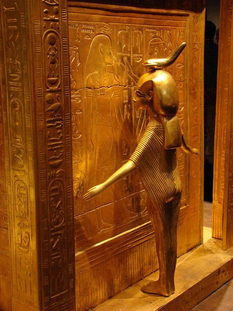 Serket Goddess, Ancient Egyptian Artifacts, Egyptian Artifacts, Ancient Egypt Art, Ancient Statues, Luxor Egypt, Golden Goddess, Egypt History, Egypt Art