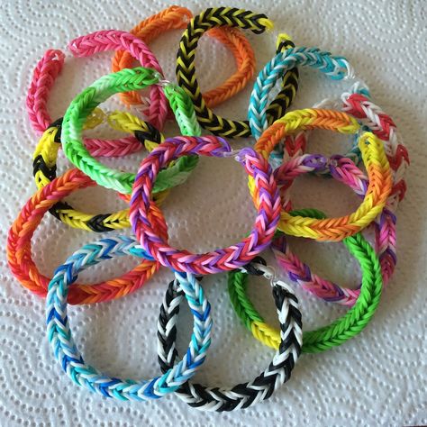 Its not mine but i really like this idea so i had no choice😅😔 Bracelet Color Combos Rubber Bands, Friendship Bracelets Rainbow Loom, Aesthetic Loom Bracelets, Rainbow Loom Colour Combos, Loom Band Colour Ideas, Loom Braclets Ideas, Rubber Band Color Ideas, Matching Rubber Band Bracelets, Rubber Band Bracelet Ideas Colors