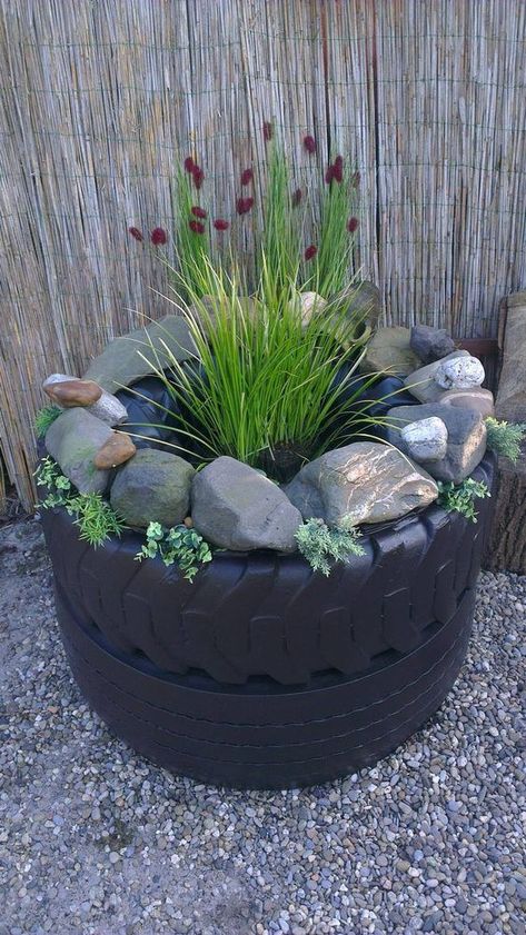 Mini Rock Garden, Tire Ideas, Succulent Rock Garden, Farmhouse Yard, Fall Landscaping, Front Flower Beds, Front Yard Landscaping Flowers, Tire Planters, Pots Plants