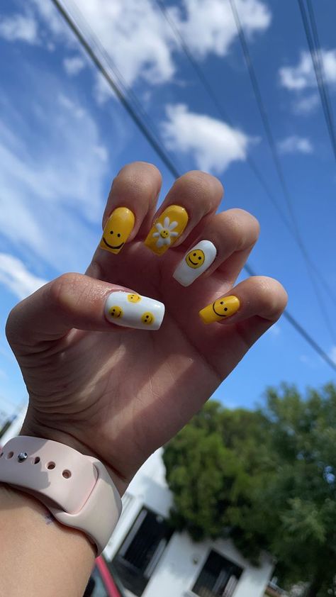 Happy face yellow nails Smily Nails Designs, Happy Face Nails Art, Uñas Happy Face, Nails With Happy Face, Smile Face Nails, Smile Nail Art, Smiley Accessories, Happy Face Nails, Flower Pedicure Designs