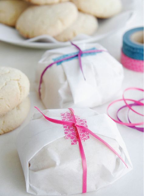 Use parchment paper to wrap your baked goods. Cookie Wrapping Ideas, Christmas Cookies Gift, Cookie Packaging, Cookie Gifts, Christmas Packaging, Pretty Packaging, Bake Sale, Cute Cookies, Wrapping Ideas