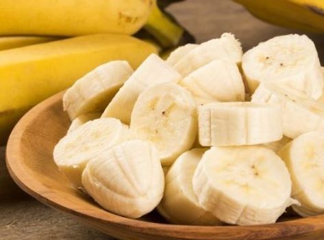 How to Keep Sliced Bananas From Turning Brown - Kitchen Lily How To Store Bananas, Keep Bananas Fresh, Banana Health Benefits, Vitamin C Tablets, Brown Kitchens, Banana Slice, Fruit Tray, Chicken Casserole, Ripe Banana