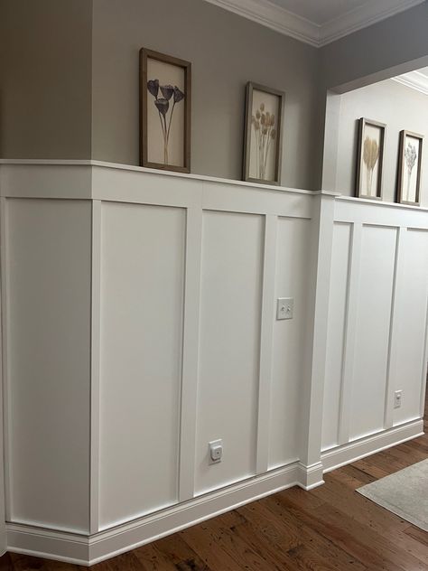 Farmhouse Wall Treatments, Bead Board Walls Entryway, Wood Bead Board Walls, Dining Room Board And Batten Wall, Horizontal Wainscoting, Full Wall Wainscoting, Hallway Trim, Tall Wainscoting, Lambriseringen Gang