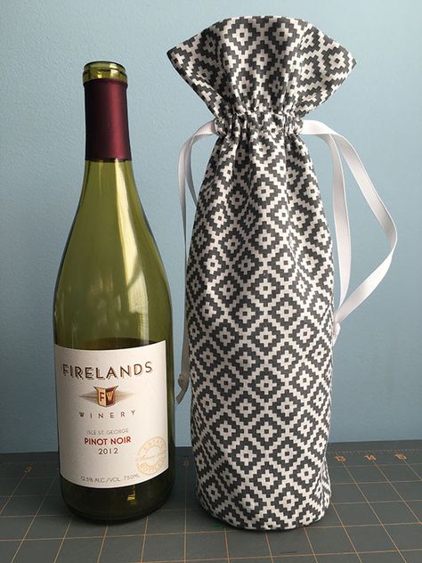 Drawstring Wine Bottle Gift Bag Tutorial Fabric Wine Bottle Bag, Wine Bag Pattern, Fabric Wine Bags, Gift Bag Tutorial, Gift Tutorial, Wine Bottle Bags, Bbq Pitmasters, Wine Bottle Gift Bag, Bags Fabric