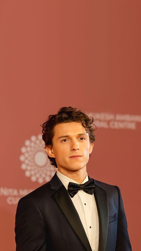 Tom Holland Curly Hair Glasses, Tom Holland 2024, Tom Holland Hairstyle, Tom Holland Long Hair, Tom Holland Face, Tom Holland 2023, Tom Holland Photoshoot, Tom Holland Hair, Tom Holland Haircut