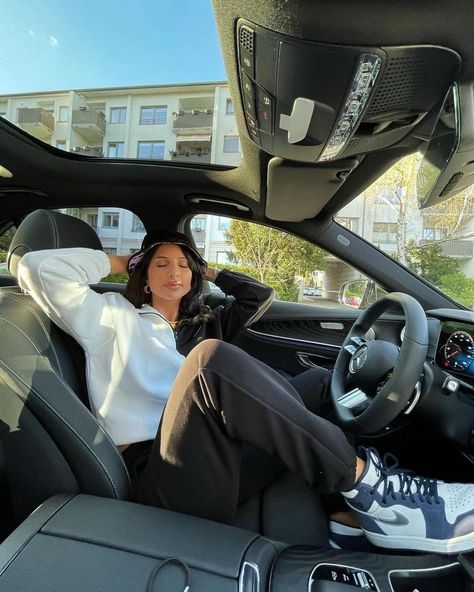 Girl In The Car, Flash Aesthetic, Black Outfits For Women, Bus Girl, Car Poses, Inside Car, Paris France Travel, Aesthetic Photoshoot, Aesthetic Lifestyle