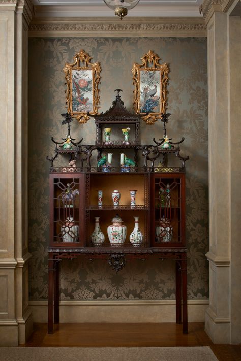 Ann Getty, Chinese Interior Design, Thomas Chippendale, Chippendale Furniture, Chinese Cabinet, Chinese Interior, Chinoiserie Decorating, Manhattan Apartment, Georgian Architecture