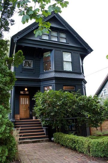 Victorian House Colors, Modern Victorian Homes, Black Houses, New Victorian, Dark House, Casas Coloniales, Casa Vintage, Modern Victorian, Casa Exterior