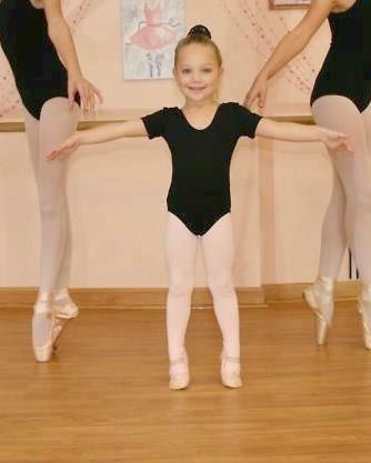 Cute pic. maddie ziegler DanceMoms Sophia Lucia, Dance Moms Maddie, Maddie Z, Abby Lee Miller, Dance Moms Pictures, Paige Hyland, Brooke Hyland, Dance Moms Dancers, Famous Dancers