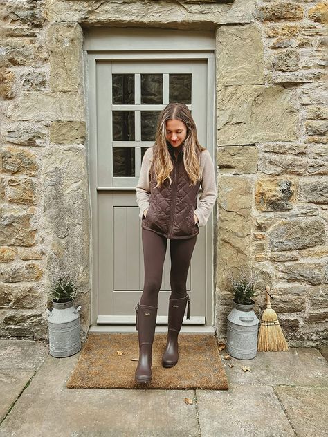 Country Uk Outfits, Joules Outfit Ideas, English Countryside Outfit Fall Fashion, Relaxed Country Outfit, Country Living Outfits, Agri Outfits Women, English Country Clothing Women, Old English Style Clothes, British Country Style Summer