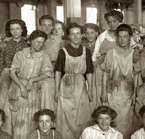 1 de mayo Día Internacional del Trabajo – Observatorio de Empleo Ellis Island, Irish History, Photo Vintage, Edwardian Era, 8th Of March, Working Woman, White Photo, Vintage Photographs, Historical Photos