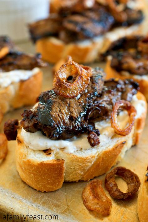 Beef Crostini, New Years Appetizers, Crostini Appetizers, Mini Hamburgers, Game Day Party, Horseradish Sauce, Meat Appetizers, Delicious Appetizer Recipes, Family Feast