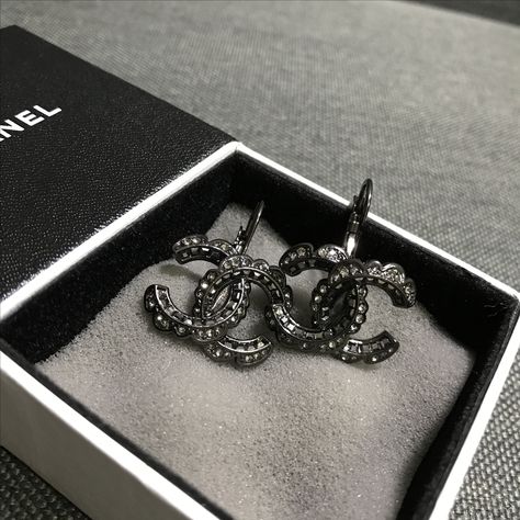 Black Earrings Elegant, Earrings With Stones, Chanel Bracelet, Woman Jewelry, Chanel Earrings, Jewelry Black, Earrings Elegant, Black Earrings, Jewellery Accessories