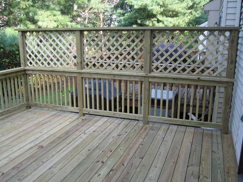 Lattice Privacy Fence, Lattice Deck, Lattice Privacy Screen, Katt Diy, Privacy Screen Deck, Diy Privacy Screen, Patio Privacy Screen, Screened In Deck, Deck Privacy