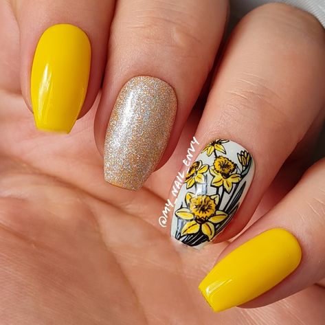 Daffodil Nails, Yellow Nail, Yellow Daffodils, Nail Art Designs Diy, Nail Board, Yellow Nails, Nails Summer, Floral Nails, Flower Nails