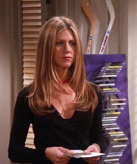 Friends character Rachel Green played by Jennifer Aniston holding papers in a black shirt Jennifer Aniston Hair Friends, Friends Jennifer Aniston, Hairstyles 90s, Rachel Green Friends, 90s Actors, Jennifer Aniston Hair, Rachel Green, Best Hairstyles, Jennifer Aniston