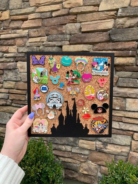 Pin Board Ideas, Disney Pin Display, Casa Disney, Disney Pins Sets, Disney Room, Disney Diy Crafts, Disney Room Decor, Disney Bedrooms, Disney Pin Collections