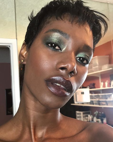 Green Eyeshadow Aesthetic, Temet Nosce, Cool Eyeshadow, Eyeshadow Aesthetic, Chrome Eyeshadow, Glitter Looks, Chrome Green, Makeup Is Art, Editorial Hair