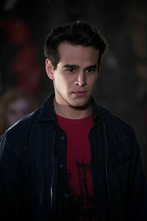 #Shadowhunters - #SimonLewis Alisha Wainwright, Shadowhunters Season 3, Alberto Rosende, Beside Still Waters, Simon Lewis, Matthew Daddario, City Of Bones, Winter Hair Color, Popular Shows